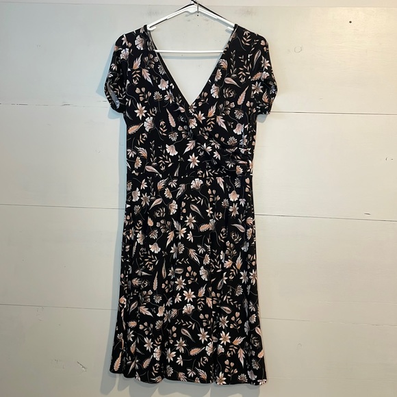 Kaileigh Dresses & Skirts - Kayleigh Black & Cream Floral V-Neck Wrap Short Sleeve Dress Women’s Size Large